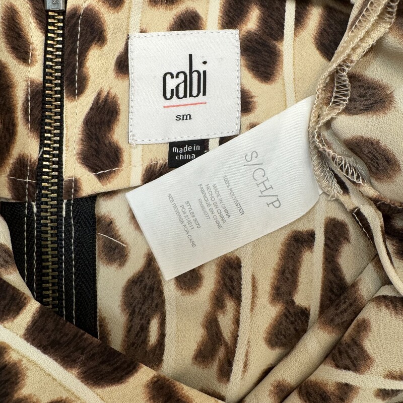 CAbi Ginger Leopard Sleeveless Blouse<br />
Cute Bow Detail on Front<br />
Size: Small