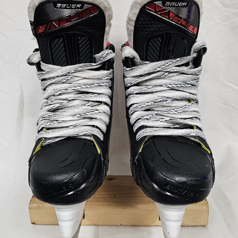 Bauer Vapor 2X Hockey Skates, Skate Size: 5 EE (wide), Shoe Size 6, Features YUUK Lightspeed Edge quick release blade system. Pre-owned in Great Condition!