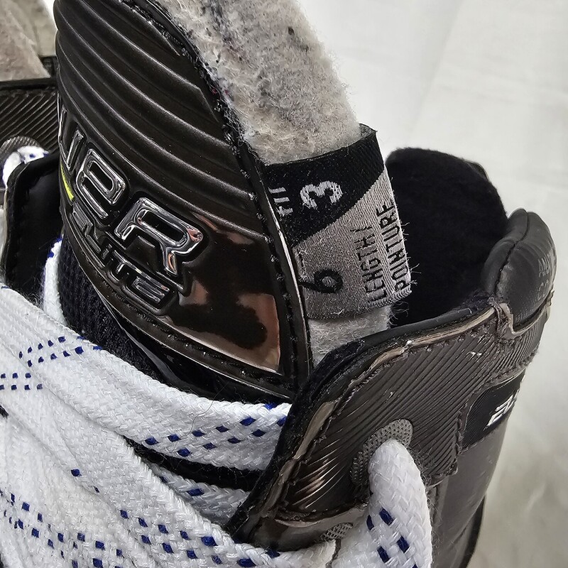 Bauer Elite Hockey Goalie Skates, Skate Size: 6 Width Fit 3, pre-owned in great shape! One small puncture on inside of right skate but it doesnt go all the way through.  See pics. Vertexx Edge quick release blade holder system with LS3G+ steel.