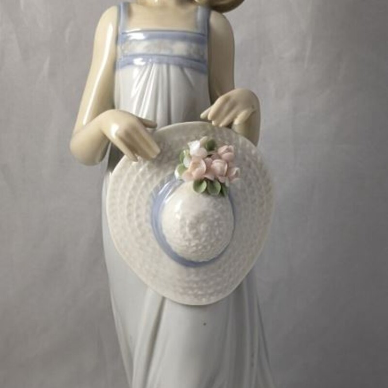 Lladro Girl Holding Hat
Blue White Tan Pink Size: 3 x 7.5H
#5643