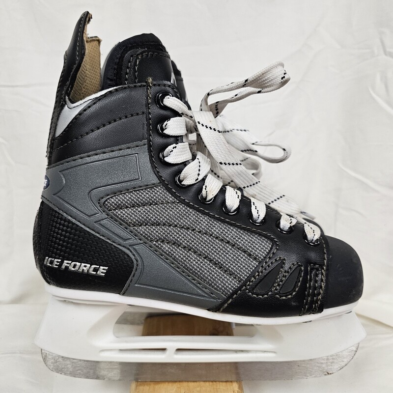 American Ice Force Hockey Style Skates, Size: 3, pre-owned in great shape!