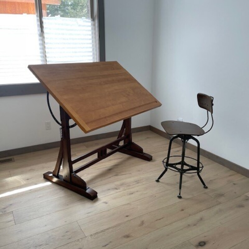 RH Drafting Table

Table:  52Lx34Wx39H
Stool:    38Hx16Wx18D