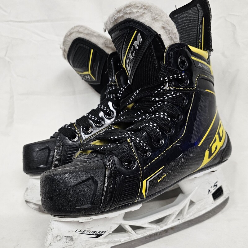 CCM Super Tacks 9380 Junior Hockey Skates, Skate Size: 2, Shoe Size 3, Features XS Speedblade quick change blade system, Pre-owned