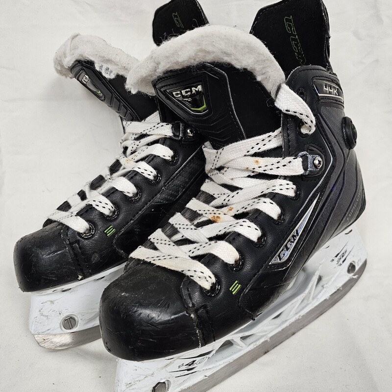 CCM Ribcor 44K Pump Junior Hockey Skates, Skate Size: 1.5, Shoe Size 3, pre-owned, Features SB +4.0 blade holder for replaceable blades, and Pump Air Bladder Technology for more stable ankle support!