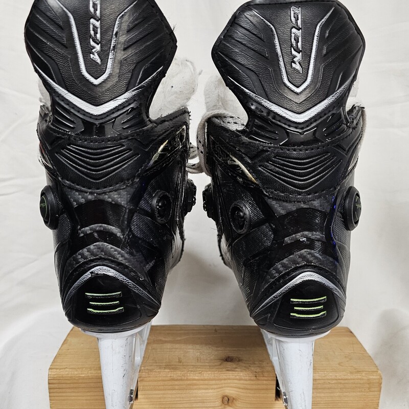 CCM Ribcor 44K Pump Junior Hockey Skates, Skate Size: 1.5, Shoe Size 3, pre-owned, Features SB +4.0 blade holder for replaceable blades, and Pump Air Bladder Technology for more stable ankle support!