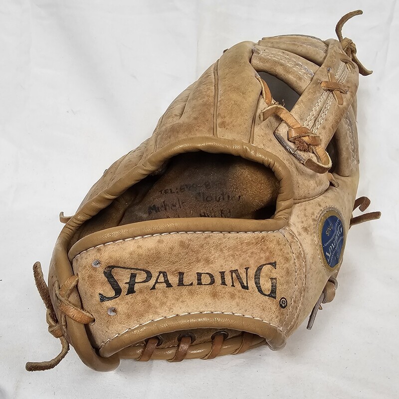 Spalding Fielders Choice Baseball Glove, RHT Right Hand Throw, Size: 12in. Pre-owned & Broken in!