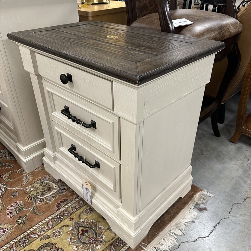 Transitional Nightstand, White
Size: 28x18x30