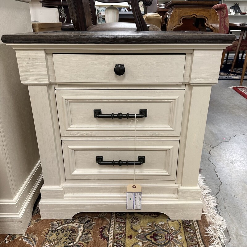 Transitional Nightstand, White
Size: 28x18x30