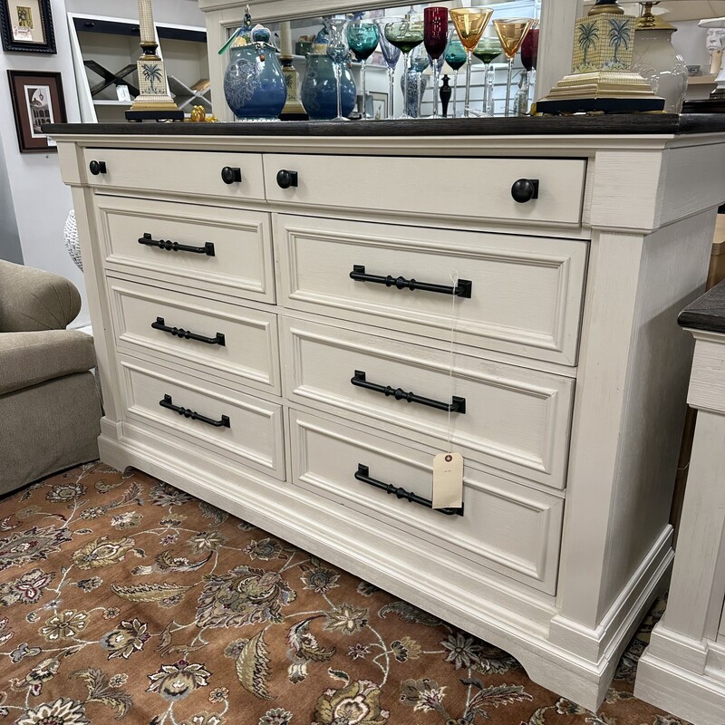 Transitional Dresser +Miror, White. Sold together as a set.
Size: 65x19x40