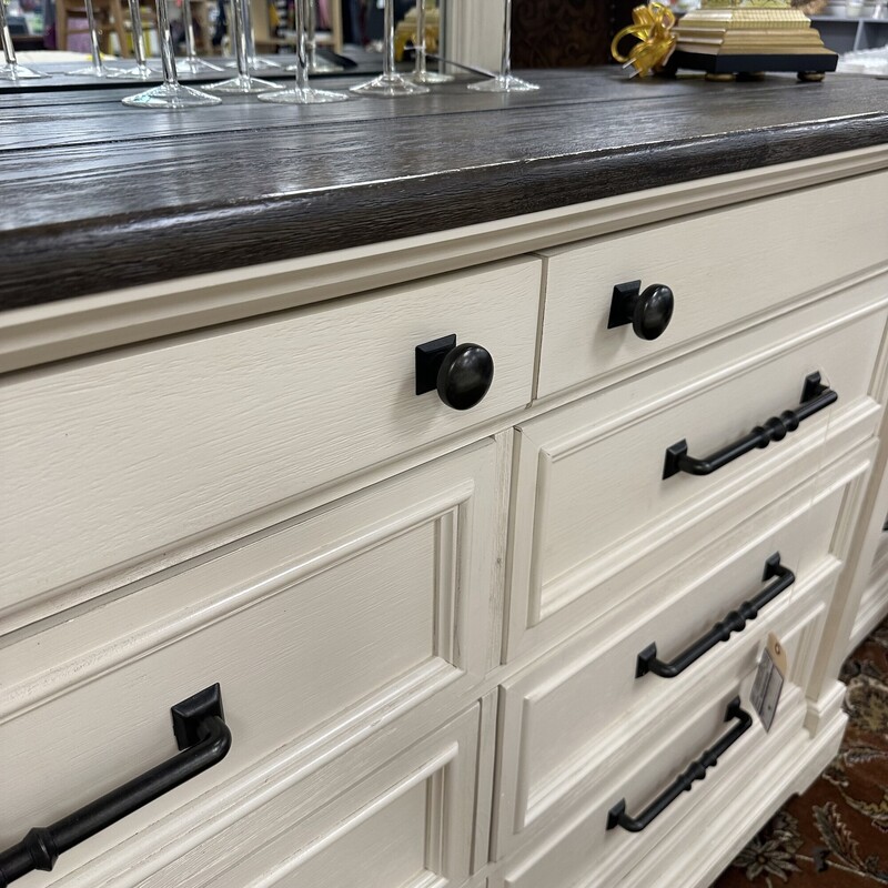 Transitional Dresser +Miror, White. Sold together as a set.<br />
Size: 65x19x40