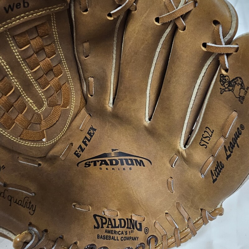 Spalding Stadium Series Baseball Glove, Right Hand Throw, Size: 11in, pre-owned in excellent shape!