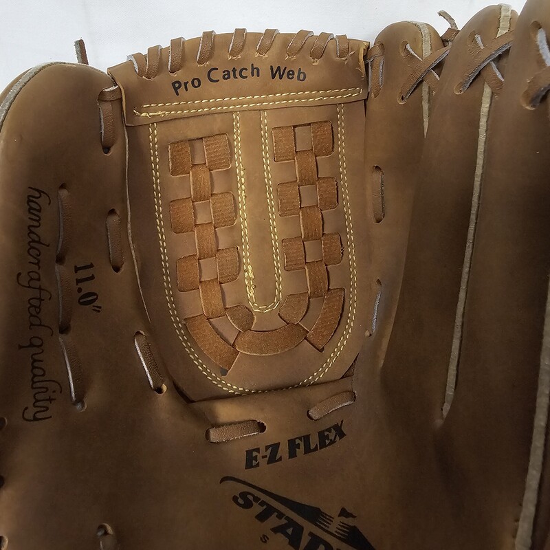 Spalding Stadium Series Baseball Glove, Right Hand Throw, Size: 11in, pre-owned in excellent shape!