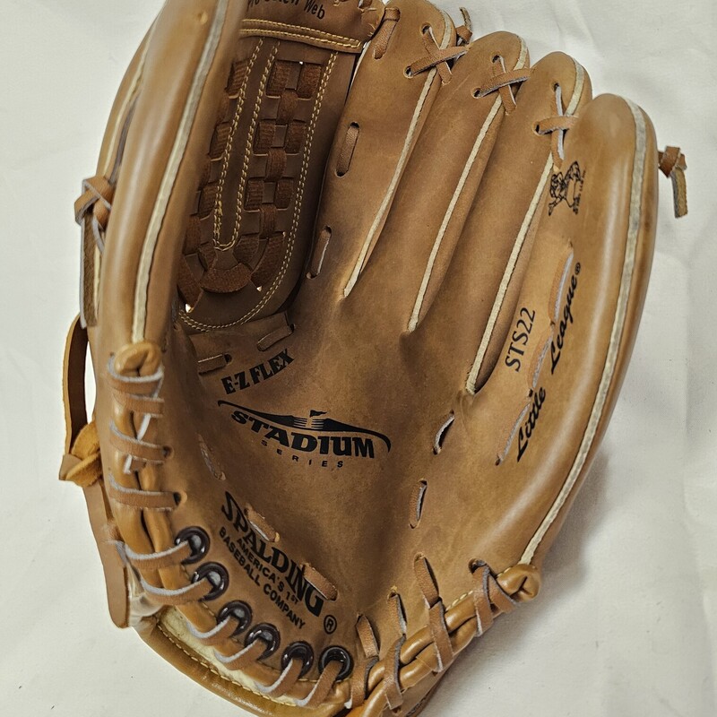 Spalding Stadium Series Baseball Glove, Right Hand Throw, Size: 11in, pre-owned in excellent shape!