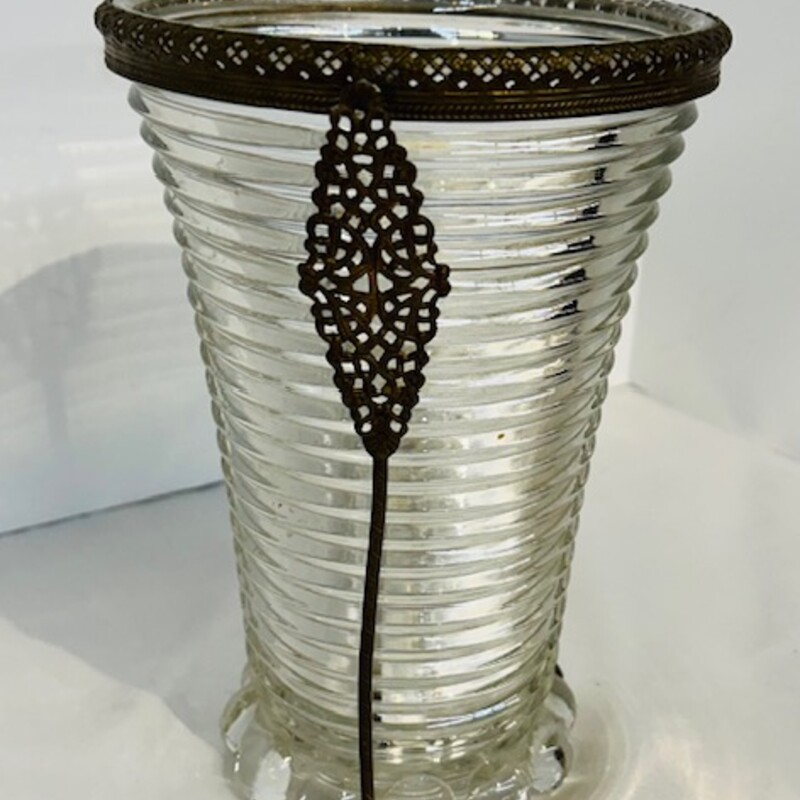 Vintage Ribbed Glass Vase with Metal Detail
Clear Gold Size: 5.5 x 8H