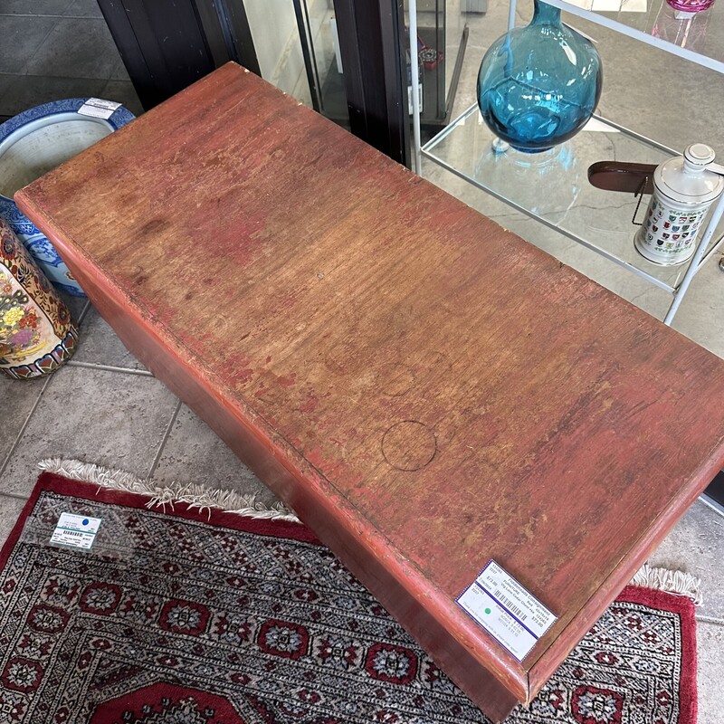 Lane Cedar Chest and key, painted red... vintage.
Size: 43x18x19