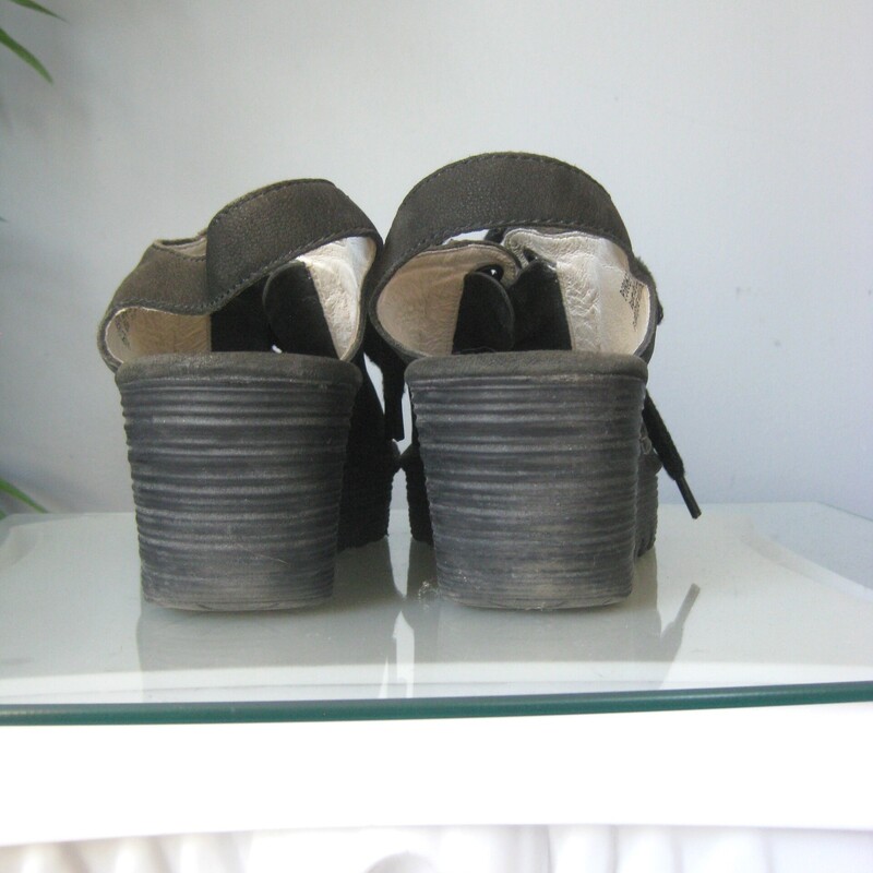 fan favorite sandals by Fly London.<br />
black Yedu wedges with leather upper and thick laces.<br />
slingbacks<br />
size 8.5 39<br />
great condition<br />
Thanks for looking!<br />
#75627