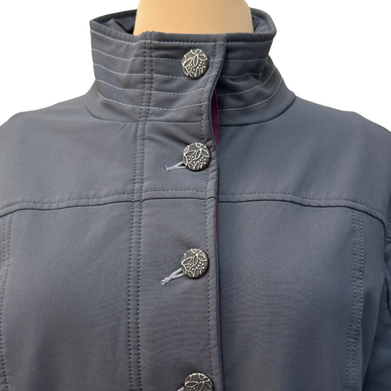 Title 9 Long Jacket<br />
Zipper and Button Closure<br />
Color: Gray<br />
Size: Medium