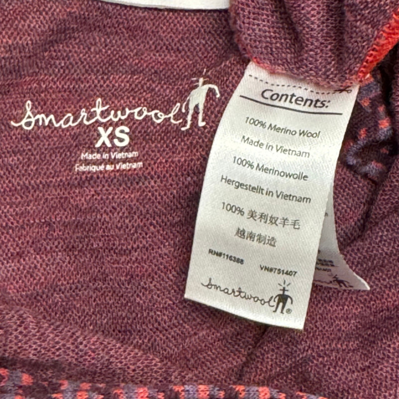 Smartwool Longsleeve Top<br />
Merino Wool<br />
1/4 Zip<br />
Houndstooth Pattern<br />
Burgandy and Red<br />
Size: XS