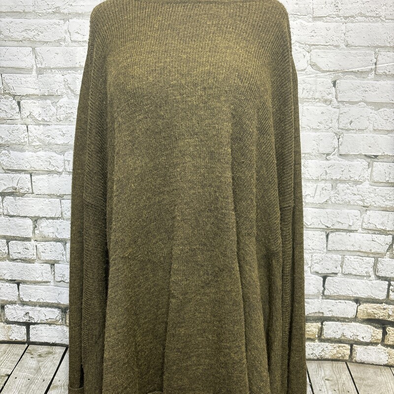 Moth, Olive, Size: Medium