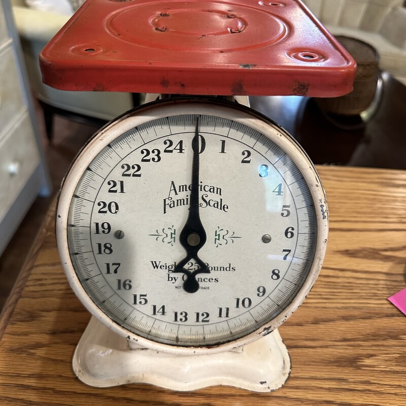 American Family Scale,
Size: 7x7x8
1950s, 24 pound Americna Scale from Antique American Cutlery Co.
This is in great condition and works perfectly with red enamel present with just a few chips. This is a classic post war collectable scale.