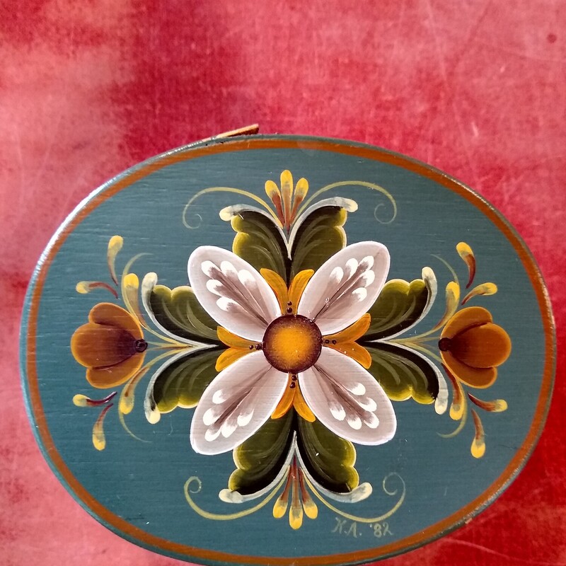 Rosemaling Norway H Painted

Very pretty handpainted Rosemaling Norway oval box by Kathy Anderson Oregon.

Size: 4.5 in wide X 4 in deep X 2 in high