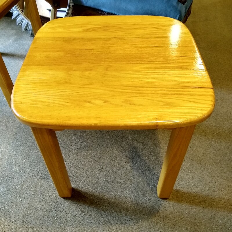 Oak Square End Table

Oak end table in good condition.

Size: 22in wide X 22in deep X 21in high