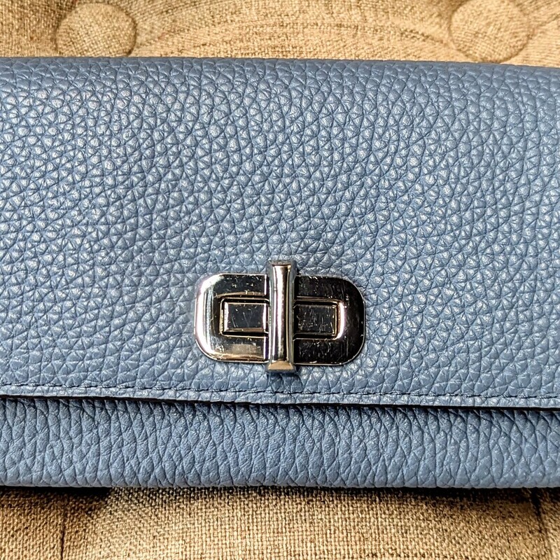 Michael Kors Turn Lock Wallet
Blue Silver Size: 8 x 4.5H