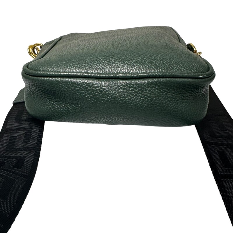 Versace Biggie Messanger Olive Green<br />
<br />
Dimensions:<br />
8in x 6.5in x 2 in<br />
 Minor Scrach on Back<br />
Small Wear On Back Right Side Corner<br />
Code: 04D39CA2DC7480