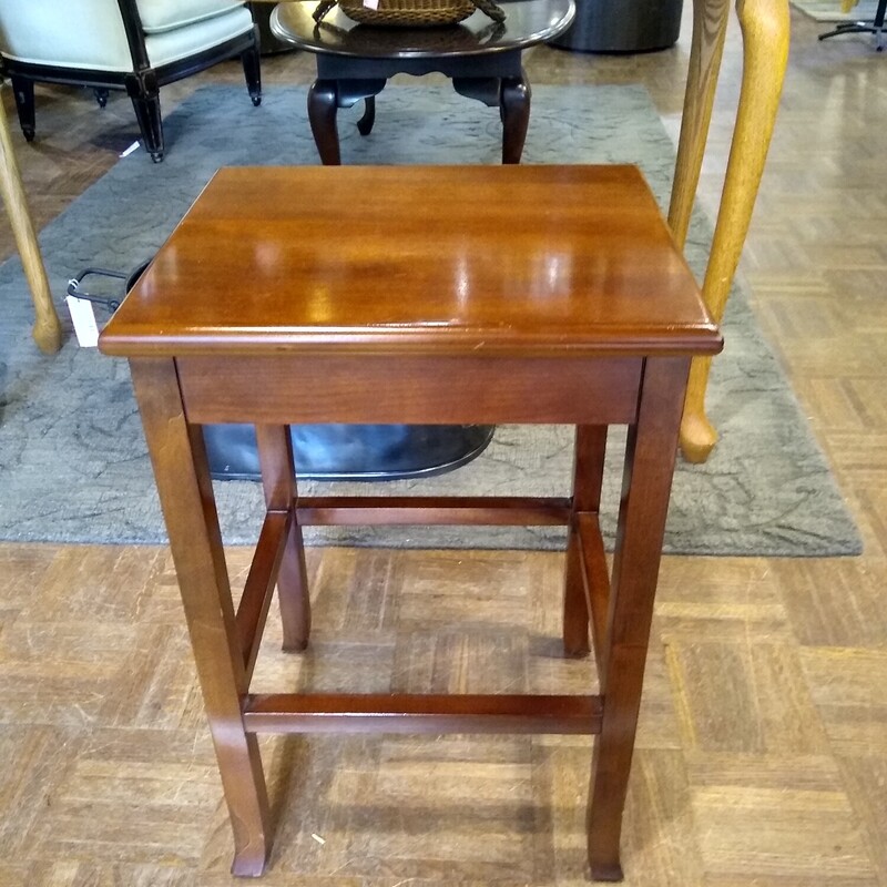 Sm Wood Side Table

Nice wood side table. Perfect as a small table near your favorite chair!

Size: 14 in wide X 12 in deep X 22 in high