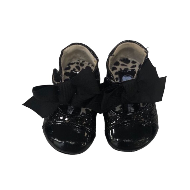 Black Shoes, Girls, Size: 2

Located at Pipsqueak Resale Boutique inside the Vancouver Mall or online at:

#resalerocks #pipsqueakresale #vancouverwa #portland #reusereducerecycle #fashiononabudget #chooseused #consignment #savemoney #shoplocal #weship #keepusopen #shoplocalonline #resale #resaleboutique #mommyandme #minime #fashion #reseller

All items are photographed prior to being steamed. Cross posted, items are located at #PipsqueakResaleBoutique, payments accepted: cash, paypal & credit cards. Any flaws will be described in the comments. More pictures available with link above. Local pick up available at the #VancouverMall, tax will be added (not included in price), shipping available (not included in price, *Clothing, shoes, books & DVDs for $6.99; please contact regarding shipment of toys or other larger items), item can be placed on hold with communication, message with any questions. Join Pipsqueak Resale - Online to see all the new items! Follow us on IG @pipsqueakresale & Thanks for looking! Due to the nature of consignment, any known flaws will be described; ALL SHIPPED SALES ARE FINAL. All items are currently located inside Pipsqueak Resale Boutique as a store front items purchased on location before items are prepared for shipment will be refunded.