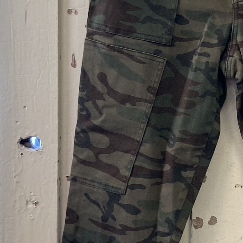 Grm Camo Zip Pcket Jogger<br />
Green<br />
Size: 4 R $85