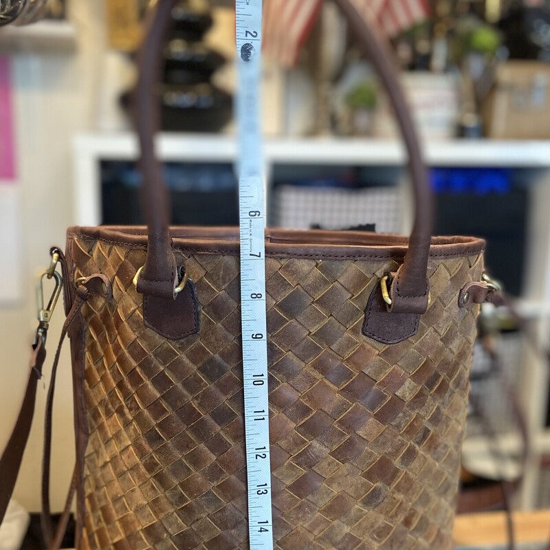 Brw Lther Basket Crssbody<br />
Brown<br />
Size: R $195