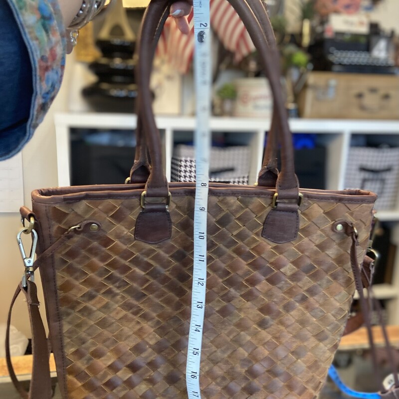 Brw Lther Basket Crssbody<br />
Brown<br />
Size: R $195