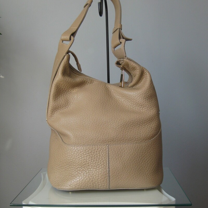 Lia Numa Pebbled Shoulder, Taupe, Size: None<br />
for the chic minimalist this practical Italian leather bucket bag by Lia Numa offers lots of room and top zipper security.<br />
taupey beige pebbled leather<br />
gold hardware<br />
brass feet<br />
facric lining with two slip pockets and one zippered pocket<br />
10 x 10 x 7<br />
handle drop: 12<br />
<br />
excellent gently used condtion.<br />
thanks for looking!<br />
#76279