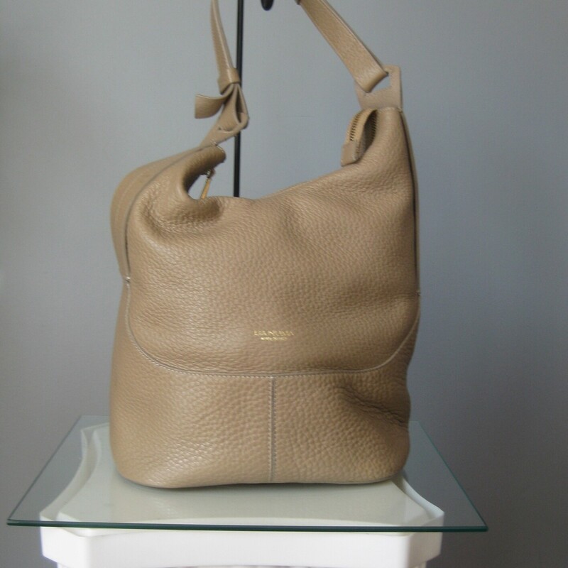 Lia Numa Pebbled Shoulder, Taupe, Size: None
for the chic minimalist this practical Italian leather bucket bag by Lia Numa offers lots of room and top zipper security.
taupey beige pebbled leather
gold hardware
brass feet
facric lining with two slip pockets and one zippered pocket
10 x 10 x 7
handle drop: 12

excellent gently used condtion.
thanks for looking!
#76279