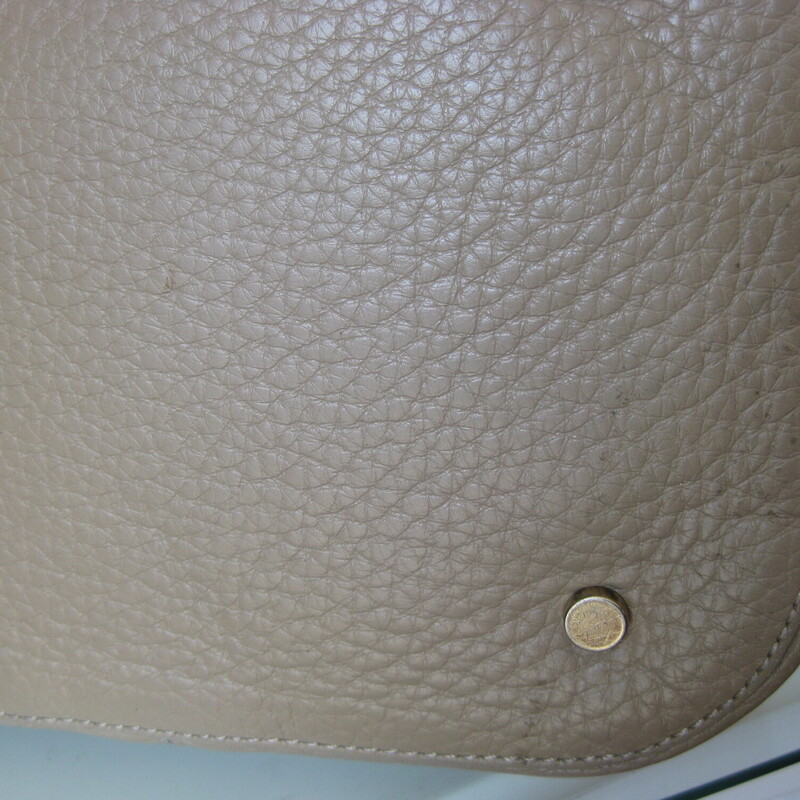 Lia Numa Pebbled Shoulder, Taupe, Size: None<br />
for the chic minimalist this practical Italian leather bucket bag by Lia Numa offers lots of room and top zipper security.<br />
taupey beige pebbled leather<br />
gold hardware<br />
brass feet<br />
facric lining with two slip pockets and one zippered pocket<br />
10 x 10 x 7<br />
handle drop: 12<br />
<br />
excellent gently used condtion.<br />
thanks for looking!<br />
#76279