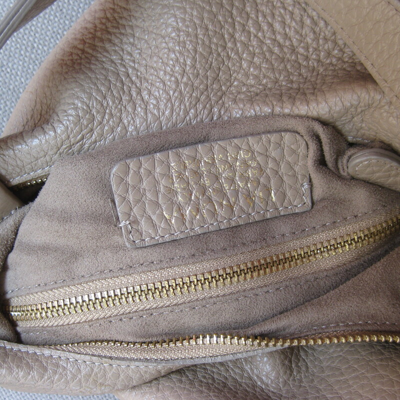 Lia Numa Pebbled Shoulder, Taupe, Size: None
for the chic minimalist this practical Italian leather bucket bag by Lia Numa offers lots of room and top zipper security.
taupey beige pebbled leather
gold hardware
brass feet
facric lining with two slip pockets and one zippered pocket
10 x 10 x 7
handle drop: 12

excellent gently used condtion.
thanks for looking!
#76279