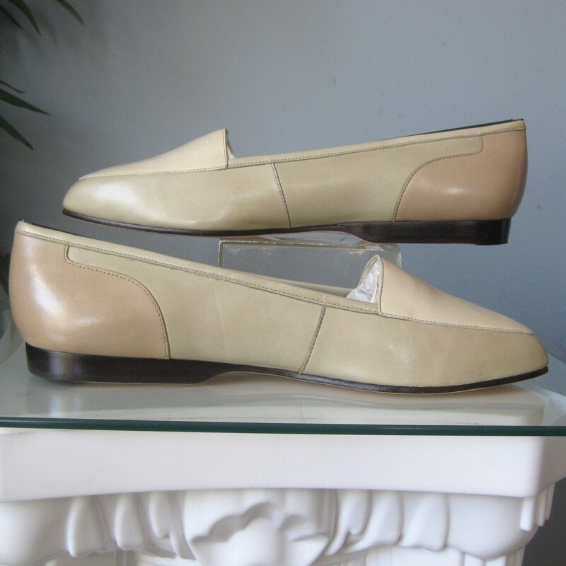 NIB E. Angiolini Loafers, Cream, Size: 9<br />
Here's a never worn pair of vintage loafers by Enzo Angiolini.<br />
They're in tones of cream<br />
size 9.<br />
This model is called the Liberty<br />
They fit true to size, I am a size 9 and they fit well without pinching or slipping off.<br />
<br />
Thank you for looking!<br />
#74982