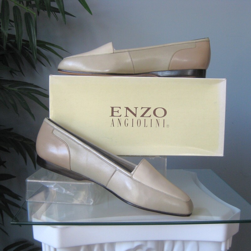 NIB E. Angiolini Loafers, Cream, Size: 9
Here's a never worn pair of vintage loafers by Enzo Angiolini.
They're in tones of cream
size 9.
This model is called the Liberty
They fit true to size, I am a size 9 and they fit well without pinching or slipping off.

Thank you for looking!
#74982