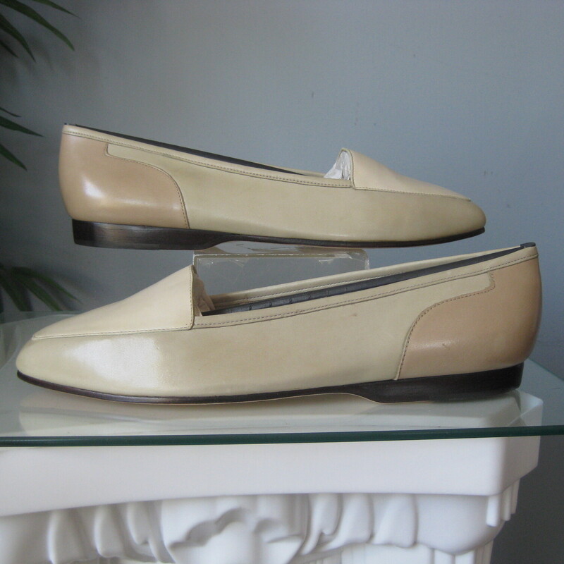 NIB E. Angiolini Loafers, Cream, Size: 9
Here's a never worn pair of vintage loafers by Enzo Angiolini.
They're in tones of cream
size 9.
This model is called the Liberty
They fit true to size, I am a size 9 and they fit well without pinching or slipping off.

Thank you for looking!
#74982