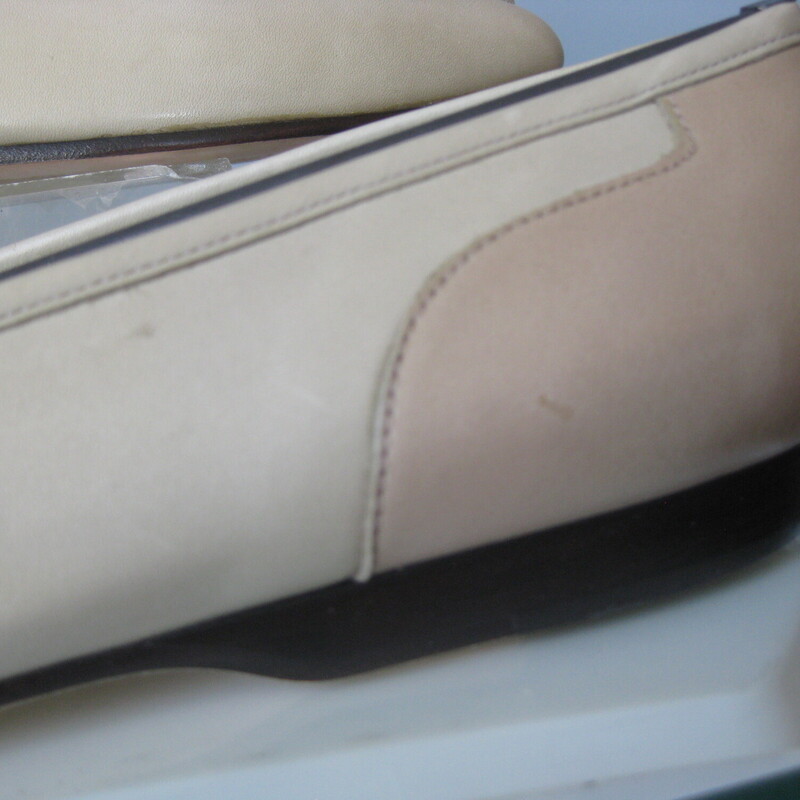 NIB E. Angiolini Loafers, Cream, Size: 9<br />
Here's a never worn pair of vintage loafers by Enzo Angiolini.<br />
They're in tones of cream<br />
size 9.<br />
This model is called the Liberty<br />
They fit true to size, I am a size 9 and they fit well without pinching or slipping off.<br />
<br />
Thank you for looking!<br />
#74982