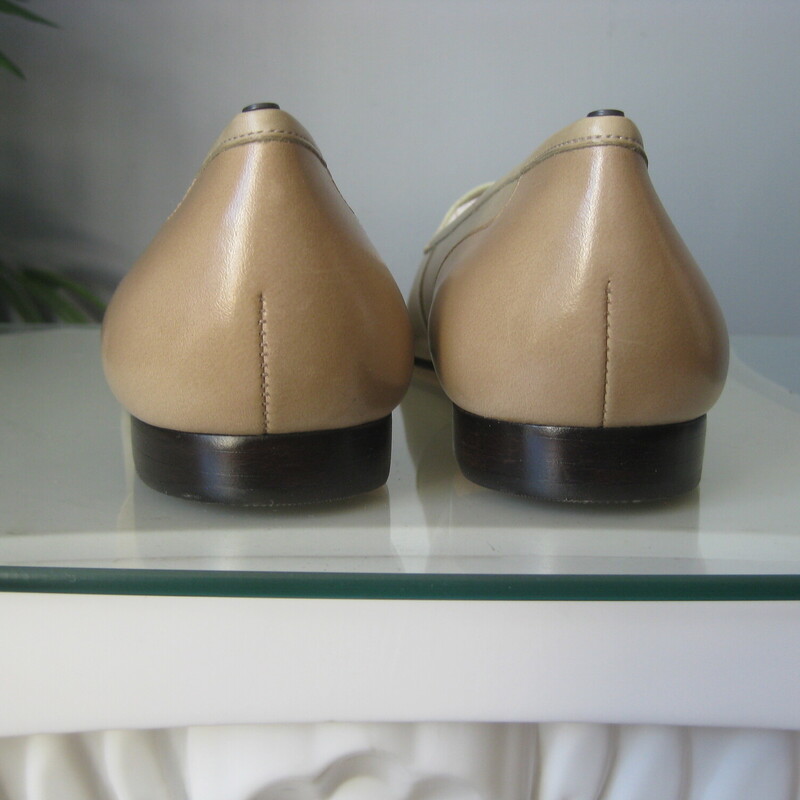 NIB E. Angiolini Loafers, Cream, Size: 9<br />
Here's a never worn pair of vintage loafers by Enzo Angiolini.<br />
They're in tones of cream<br />
size 9.<br />
This model is called the Liberty<br />
They fit true to size, I am a size 9 and they fit well without pinching or slipping off.<br />
<br />
Thank you for looking!<br />
#74982