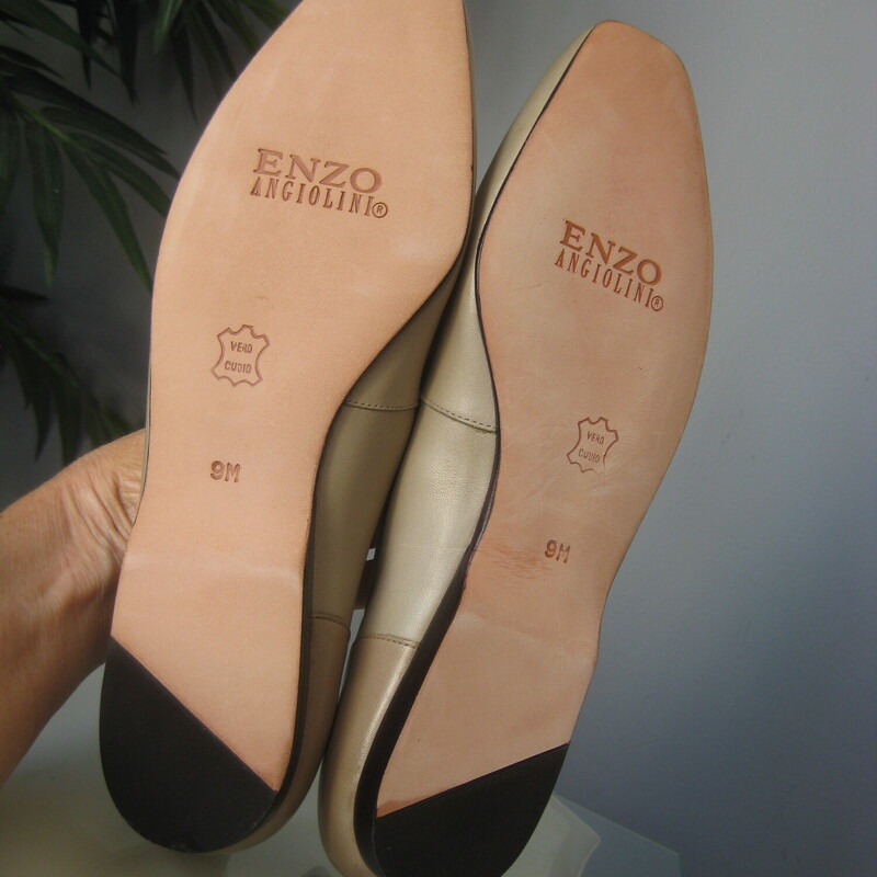 NIB E. Angiolini Loafers, Cream, Size: 9<br />
Here's a never worn pair of vintage loafers by Enzo Angiolini.<br />
They're in tones of cream<br />
size 9.<br />
This model is called the Liberty<br />
They fit true to size, I am a size 9 and they fit well without pinching or slipping off.<br />
<br />
Thank you for looking!<br />
#74982