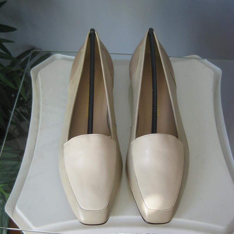 NIB E. Angiolini Loafers, Cream, Size: 9<br />
Here's a never worn pair of vintage loafers by Enzo Angiolini.<br />
They're in tones of cream<br />
size 9.<br />
This model is called the Liberty<br />
They fit true to size, I am a size 9 and they fit well without pinching or slipping off.<br />
<br />
Thank you for looking!<br />
#74982