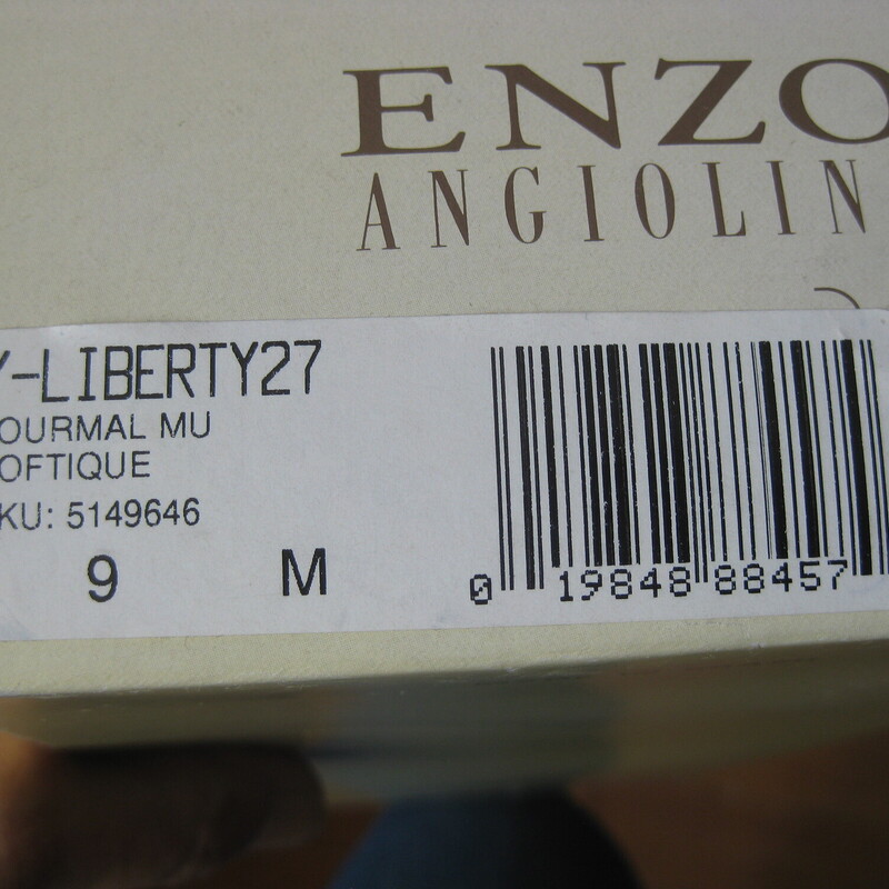 NIB E. Angiolini Loafers, Cream, Size: 9
Here's a never worn pair of vintage loafers by Enzo Angiolini.
They're in tones of cream
size 9.
This model is called the Liberty
They fit true to size, I am a size 9 and they fit well without pinching or slipping off.

Thank you for looking!
#74982