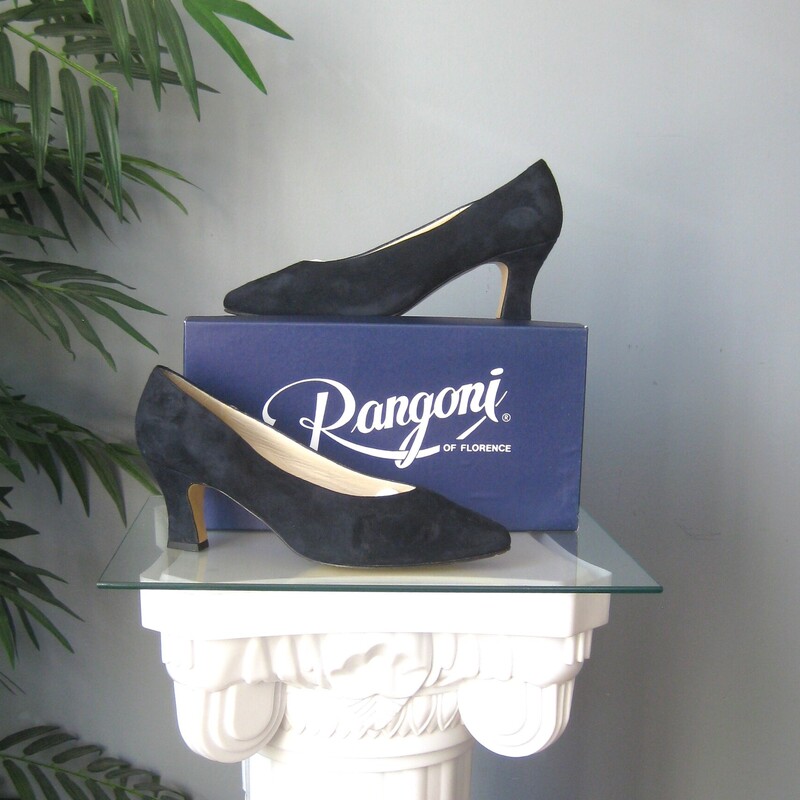 Vtg Rangoni Suede Pumps, Blue, Size: 9
Made in Italy these are high quality navy blue suede pumps from the 1980s by Rangoni.
They look like they were worn once at most.
very simple
Size 9. True to size.
I am a size 9 with one foot a tiny bit bigger than the other. These fit me very nicely, stay on while walking around my shop and no pinching.
Heel: 2.75

Thanks for looking!
#74981