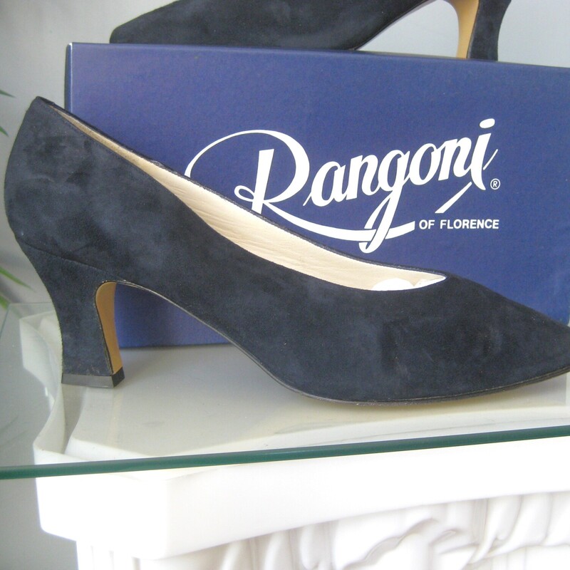 Vtg Rangoni Suede Pumps, Blue, Size: 9<br />
Made in Italy these are high quality navy blue suede pumps from the 1980s by Rangoni.<br />
They look like they were worn once at most.<br />
very simple<br />
Size 9. True to size.<br />
I am a size 9 with one foot a tiny bit bigger than the other. These fit me very nicely, stay on while walking around my shop and no pinching.<br />
Heel: 2.75<br />
<br />
Thanks for looking!<br />
#74981