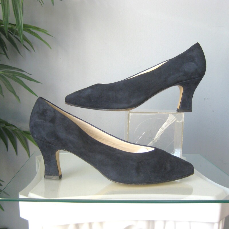 Vtg Rangoni Suede Pumps, Blue, Size: 9<br />
Made in Italy these are high quality navy blue suede pumps from the 1980s by Rangoni.<br />
They look like they were worn once at most.<br />
very simple<br />
Size 9. True to size.<br />
I am a size 9 with one foot a tiny bit bigger than the other. These fit me very nicely, stay on while walking around my shop and no pinching.<br />
Heel: 2.75<br />
<br />
Thanks for looking!<br />
#74981