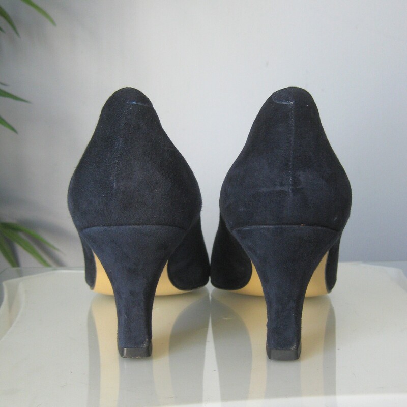 Vtg Rangoni Suede Pumps, Blue, Size: 9
Made in Italy these are high quality navy blue suede pumps from the 1980s by Rangoni.
They look like they were worn once at most.
very simple
Size 9. True to size.
I am a size 9 with one foot a tiny bit bigger than the other. These fit me very nicely, stay on while walking around my shop and no pinching.
Heel: 2.75

Thanks for looking!
#74981