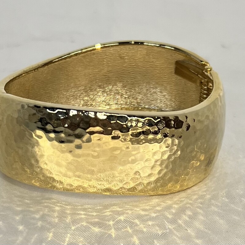 Hammered Gold Cuff
Gold Size: 2 Diameter